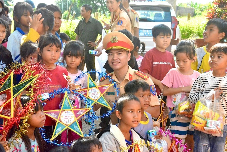 Gia Lai: Trao hơn 2.000 phần quà Trung thu đến trẻ em vùng khó - ảnh 1
