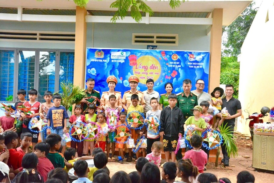 Gia Lai: Trao hơn 2.000 phần quà Trung thu đến trẻ em vùng khó - ảnh 2