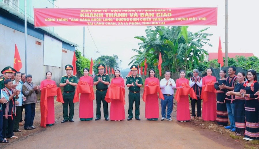 Đưa ánh sáng về với làng Chan nơi biên giới - ảnh 1