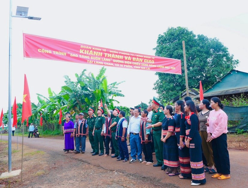 Đưa ánh sáng về với làng Chan nơi biên giới - ảnh 2