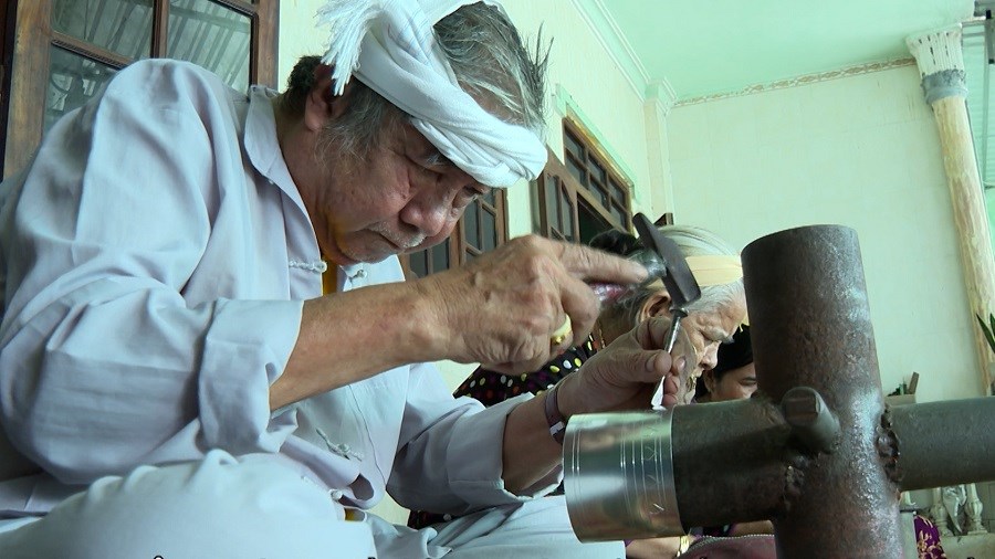 Giữ nghề chạm bạc, giữ nét văn hóa Chăm - ảnh 1