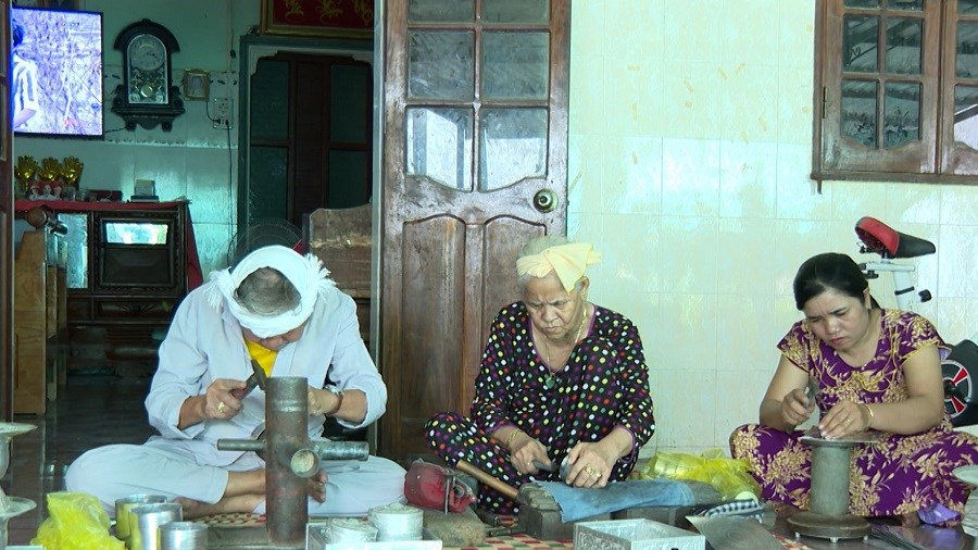 Giữ nghề chạm bạc, giữ nét văn hóa Chăm - ảnh 2