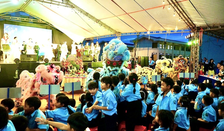 Ấm áp Trung thu nơi mái trường mới vùng biên  - ảnh 1