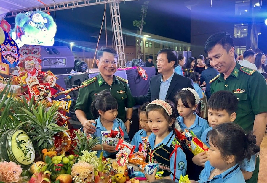 Ấm áp Trung thu nơi mái trường mới vùng biên  - ảnh 2