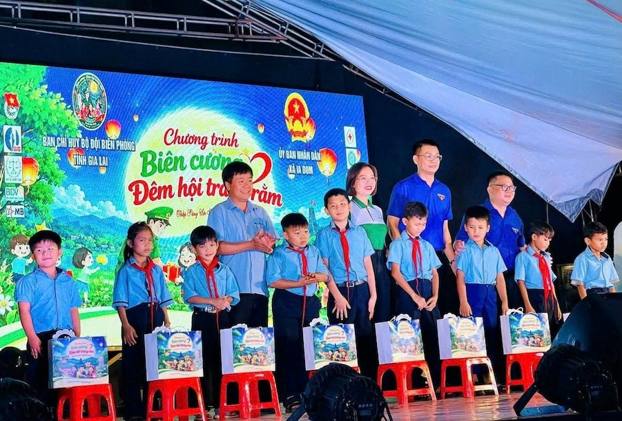 Ấm áp Trung thu nơi mái trường mới vùng biên  - ảnh 4