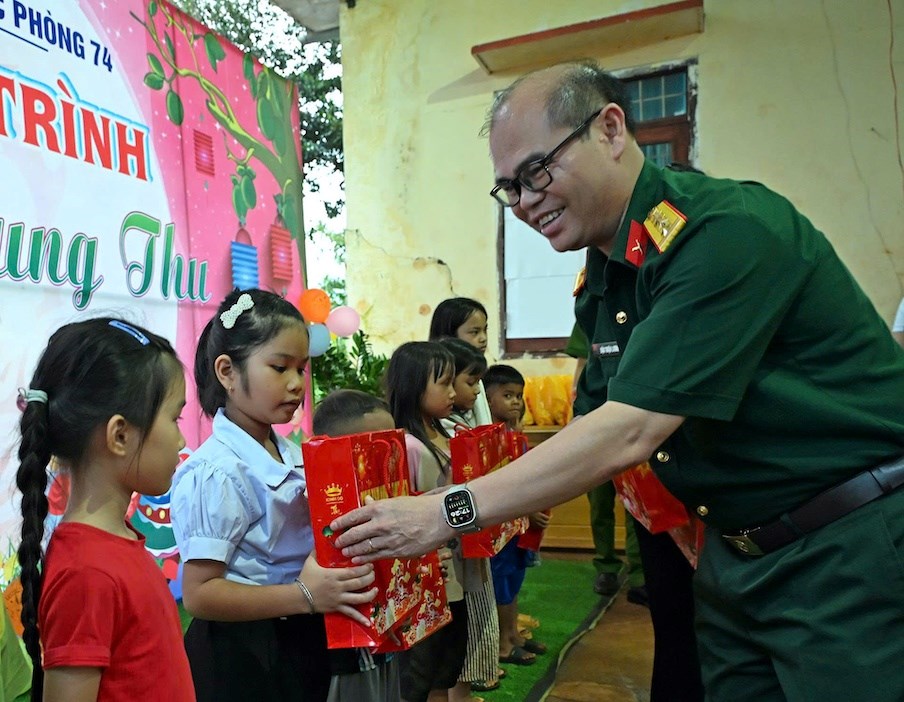  Mùa trăng đong đầy yêu thương nơi biên giới - ảnh 2