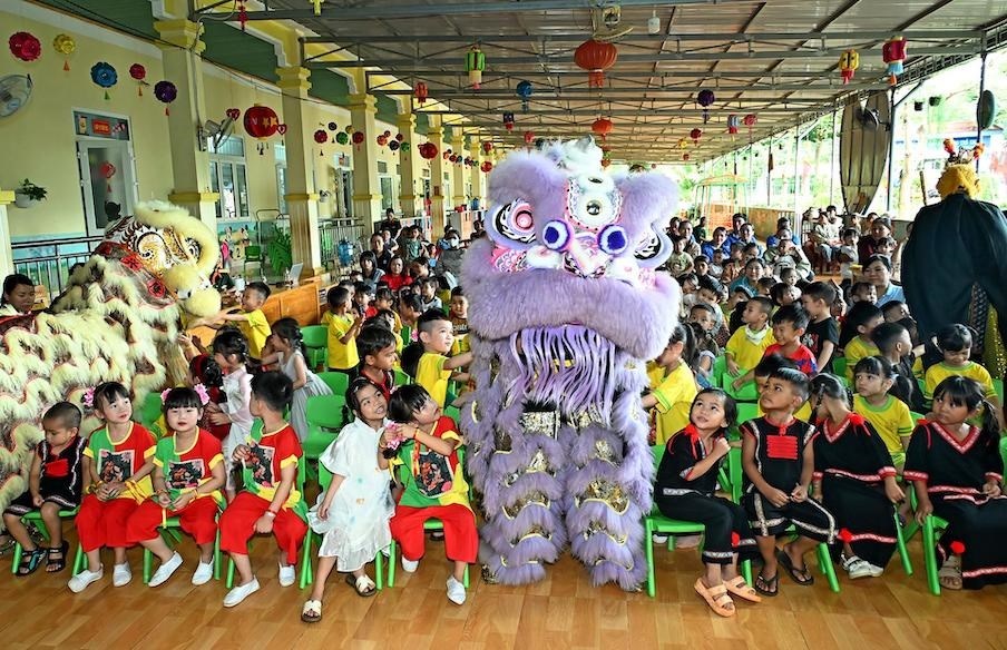  Mùa trăng đong đầy yêu thương nơi biên giới - ảnh 1