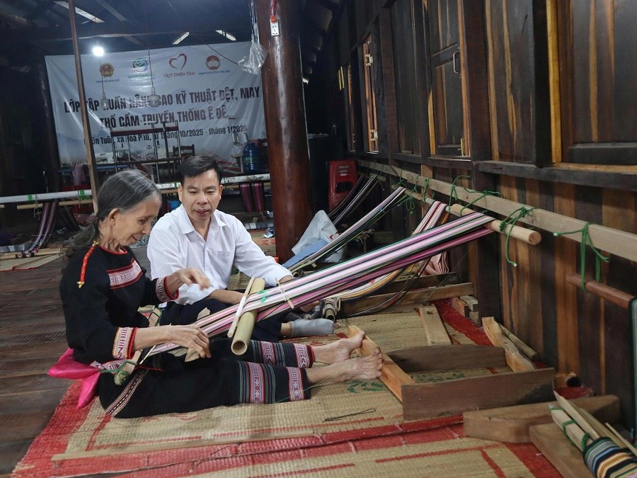 Giữ nhịp khung dệt giữa buôn làng - ảnh 3