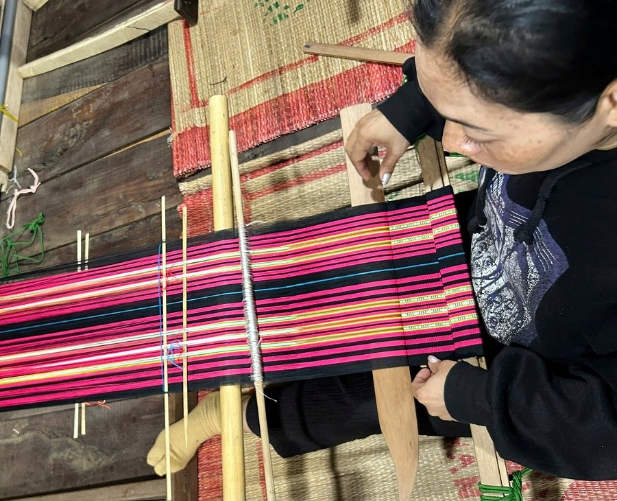 Giữ nhịp khung dệt giữa buôn làng - ảnh 5