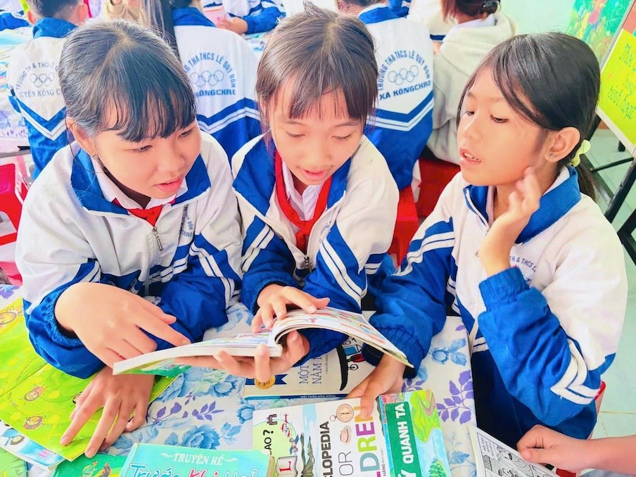 Đưa sách và công nghệ đến gần học sinh vùng sâu, vùng xa - ảnh 1