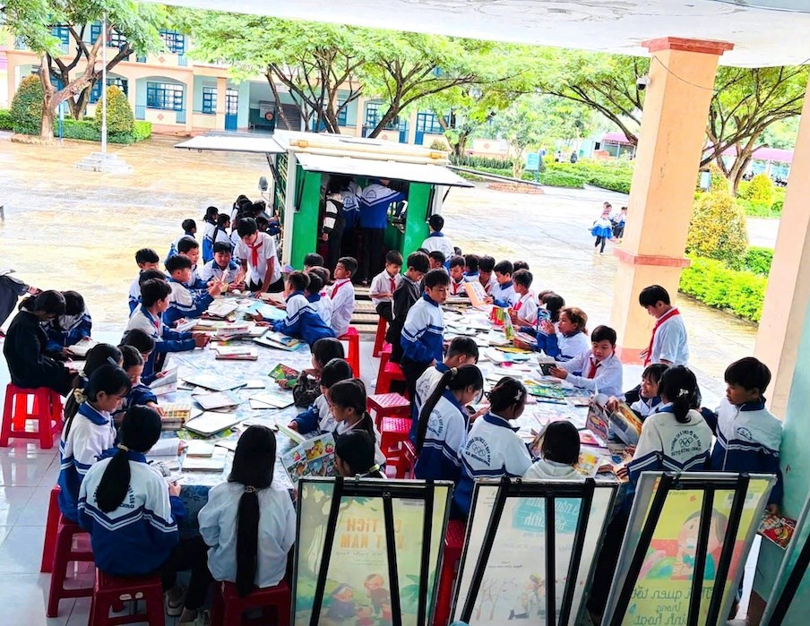 Đưa sách và công nghệ đến gần học sinh vùng sâu, vùng xa - ảnh 2