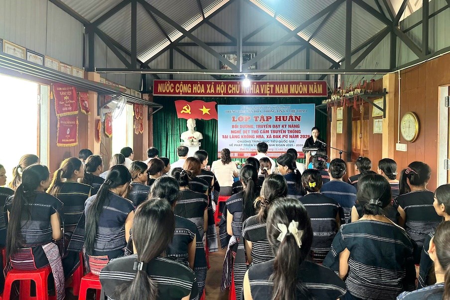 Trao truyền nghề dệt thổ cẩm, giữ sắc màu văn hóa Bahnar - ảnh 6