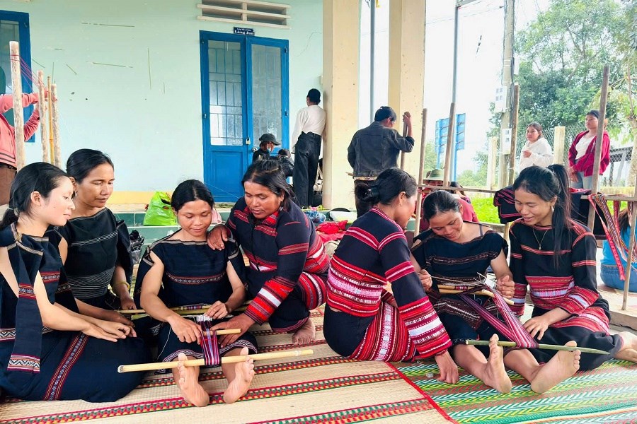 Trao truyền nghề dệt thổ cẩm, giữ sắc màu văn hóa Bahnar - ảnh 4