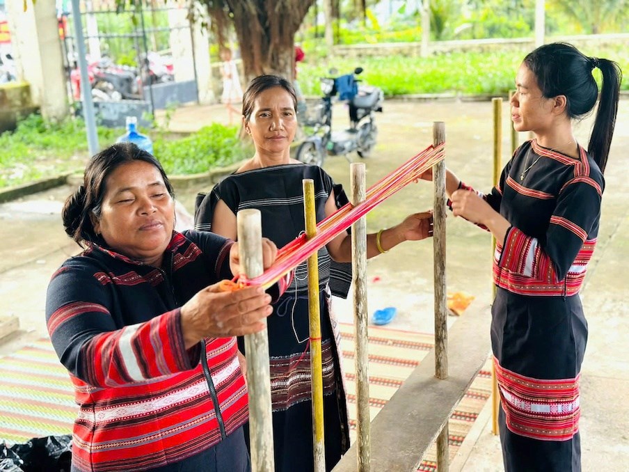 Trao truyền nghề dệt thổ cẩm, giữ sắc màu văn hóa Bahnar - ảnh 3