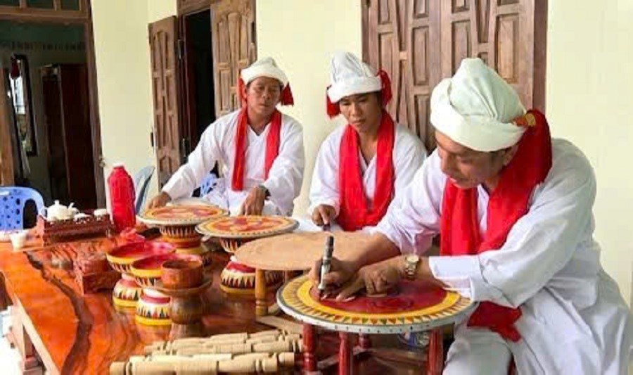 Mâm gỗ Chăm - Gửi hồn văn hóa qua từng nét chạm - ảnh 2