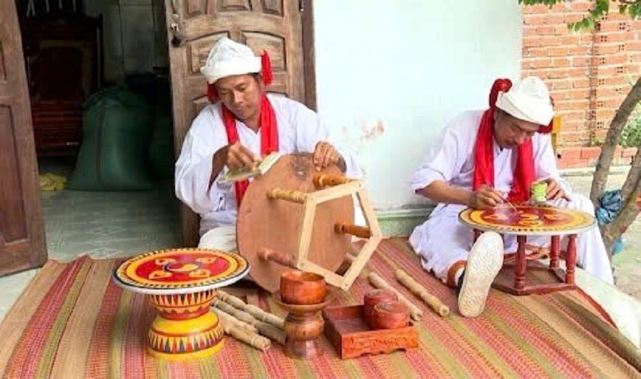 Mâm gỗ Chăm - Gửi hồn văn hóa qua từng nét chạm - ảnh 1