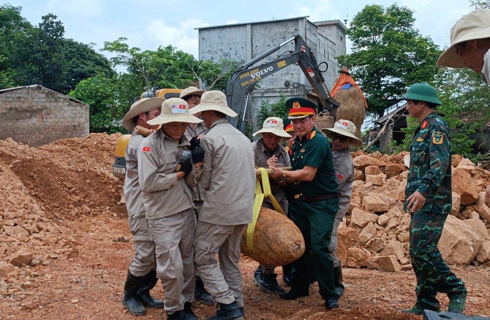 Bất ngờ phát hiện quả bom tạ khi đào móng làm nhà - ảnh 2
