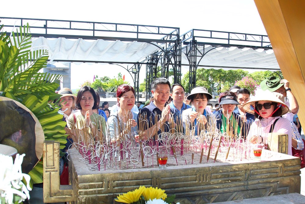 Tri ân các anh hùng liệt sĩ yên nghỉ tại Quảng Trị - ảnh 6