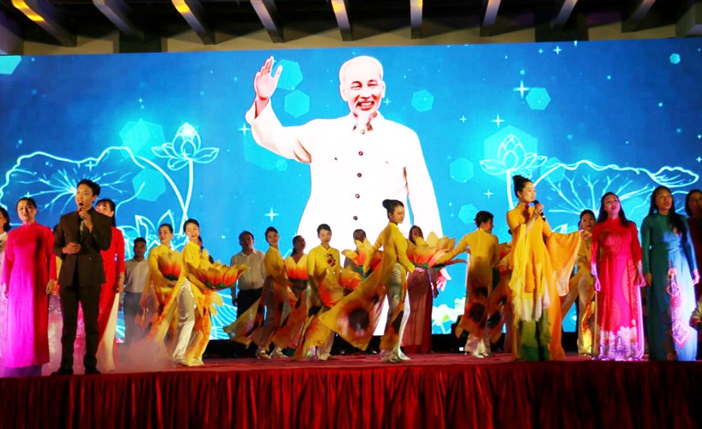 Chương trình nghệ thuật “Khát vọng hoà bình” trên miền đất lửa - ảnh 1
