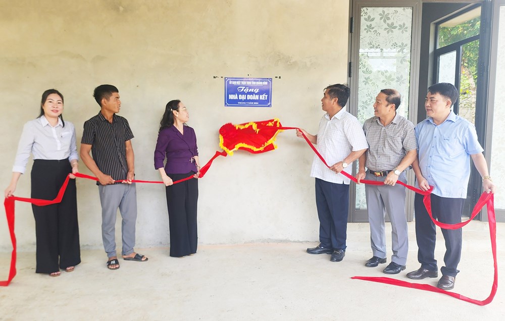 Bàn giao 41 nhà Đại đoàn kết cho hộ nghèo đồng bào dân tộc Bru - Vân Kiều - ảnh 2