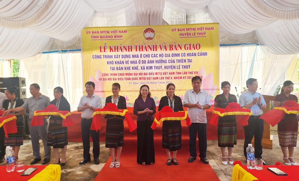 Bàn giao 41 nhà Đại đoàn kết cho hộ nghèo đồng bào dân tộc Bru - Vân Kiều - ảnh 1