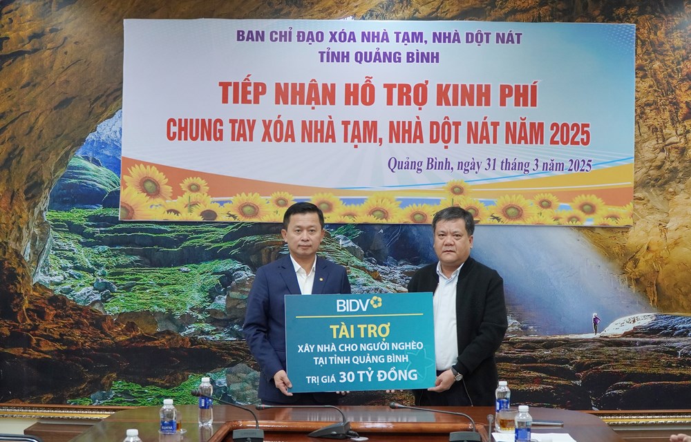 Hai ngân hàng hỗ trợ tỉnh Quảng Bình 40 tỉ đồng để xóa nhà tạm, nhà dột nát - ảnh 1
