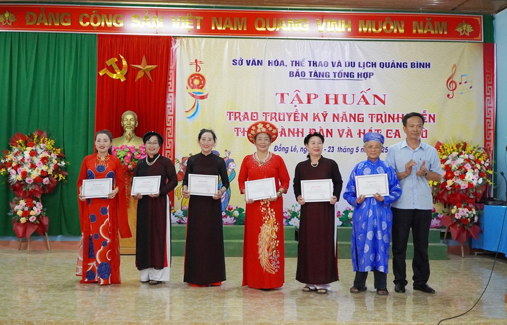 Trao truyền kỹ năng trình diễn, thực hành đàn và hát ca trù - ảnh 3