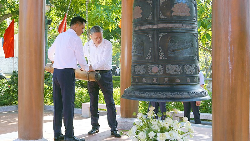 Tổng Bí thư Tô Lâm dâng hương tại Đền thờ Bác Hồ và các Anh hùng liệt sĩ tỉnh Quảng Bình - ảnh 2