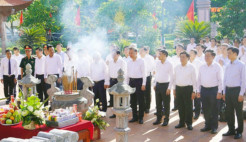 Tổng Bí thư Tô Lâm dâng hương tại Đền thờ Bác Hồ và các Anh hùng liệt sĩ tỉnh Quảng Bình - ảnh 1
