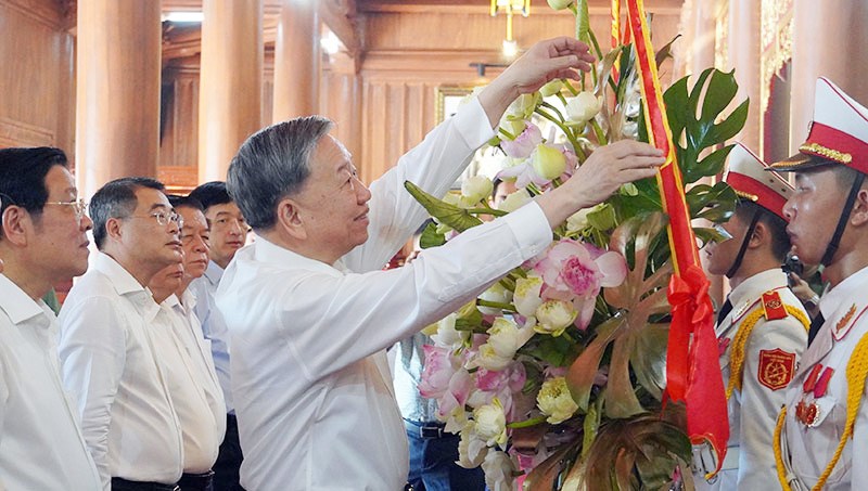 Tổng Bí thư Tô Lâm dâng hương tại Đền thờ Bác Hồ và các Anh hùng liệt sĩ tỉnh Quảng Bình - ảnh 4
