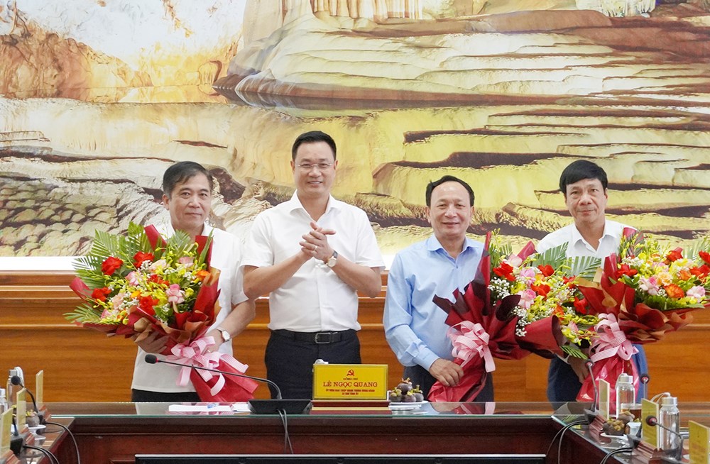 23 cán bộ chủ chốt nghỉ hưu trước thời điểm sáp nhập tỉnh Quảng Trị mới - ảnh 1