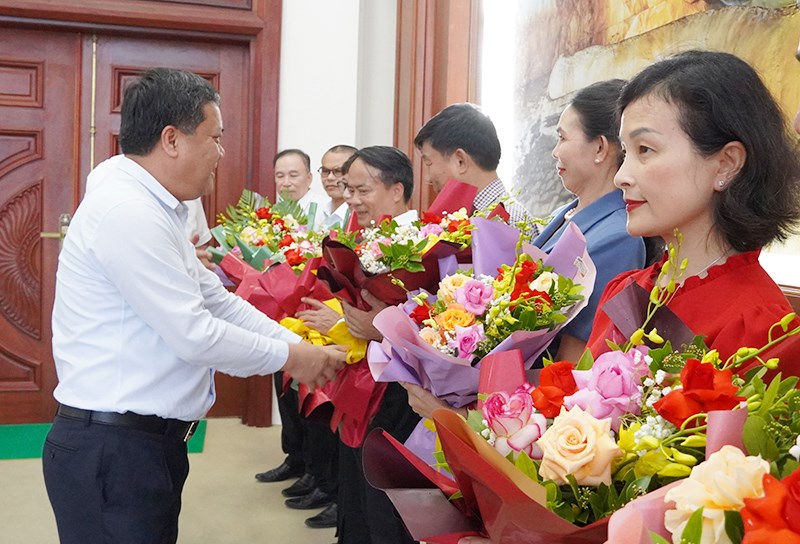 23 cán bộ chủ chốt nghỉ hưu trước thời điểm sáp nhập tỉnh Quảng Trị mới - ảnh 2
