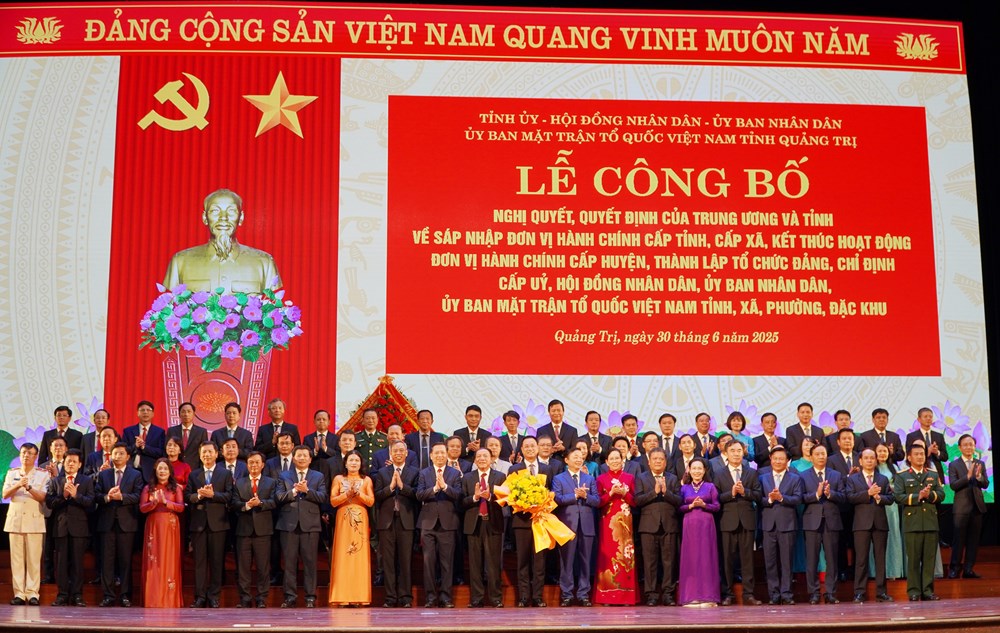 Lễ công bố các nghị quyết, quyết định của tỉnh Quảng Trị (mới) - ảnh 1