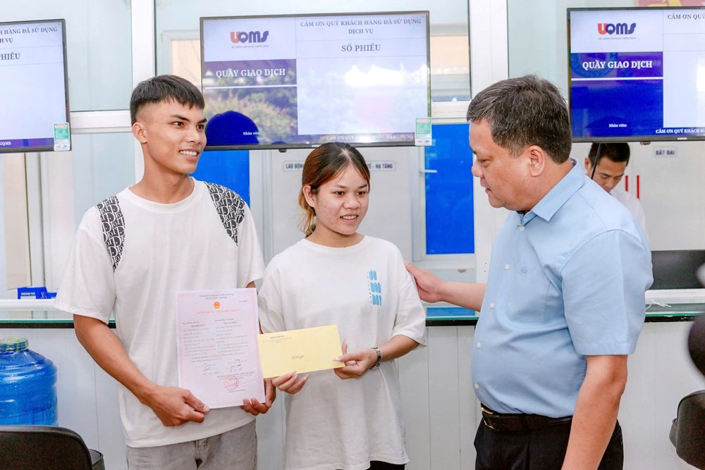 Đi kiểm tra chính quyền 2 cấp ở vùng cao, Chủ tịch UBND tỉnh trao giấy kết hôn và tặng quà đôi vợ chồng trẻ - ảnh 1