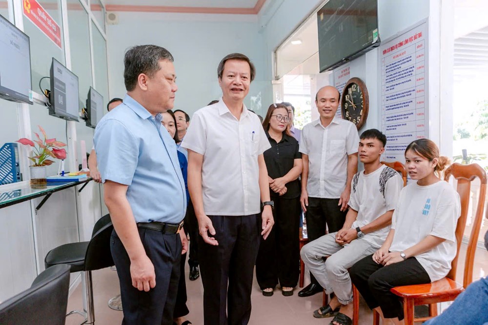 Đi kiểm tra chính quyền 2 cấp ở vùng cao, Chủ tịch UBND tỉnh trao giấy kết hôn và tặng quà đôi vợ chồng trẻ - ảnh 2