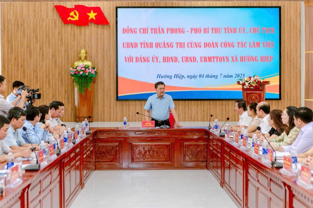 Đi kiểm tra chính quyền 2 cấp ở vùng cao, Chủ tịch UBND tỉnh trao giấy kết hôn và tặng quà đôi vợ chồng trẻ - ảnh 3