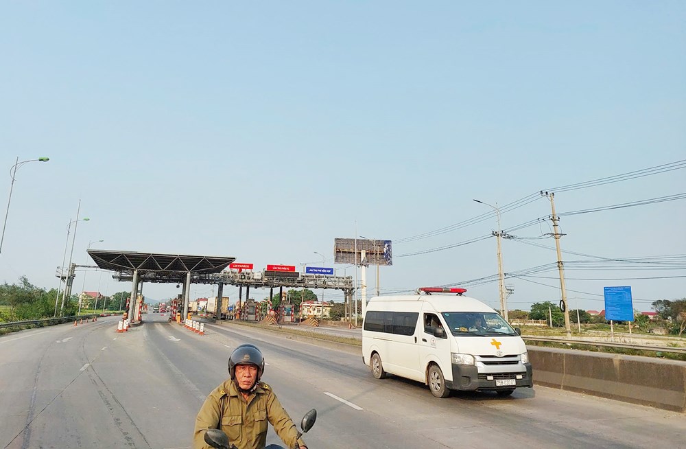 Đề xuất giảm phí BOT cho ô tô của cán bộ ra làm việc tại trung tâm hành chính mới - ảnh 1