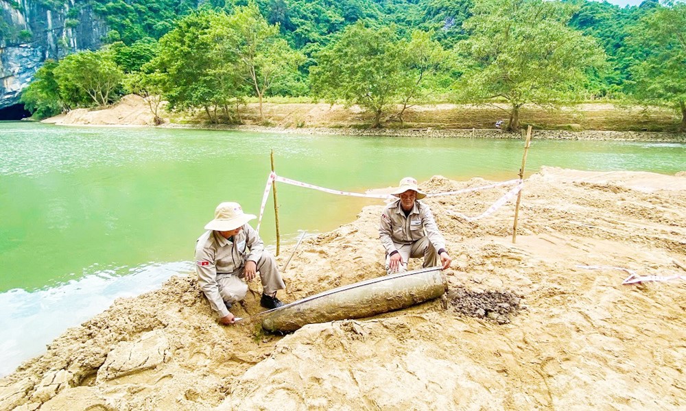 Di dời quả bom còn sót lại tại cửa động Phong Nha - ảnh 1