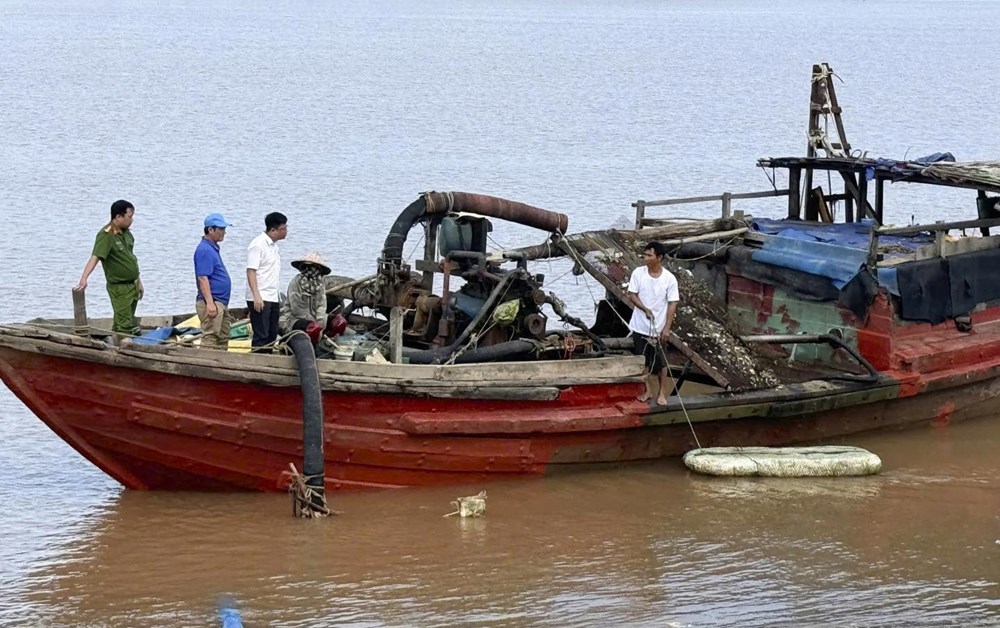Bắt giữ vụ khai thác cát trái phép trên sông Gianh - ảnh 1