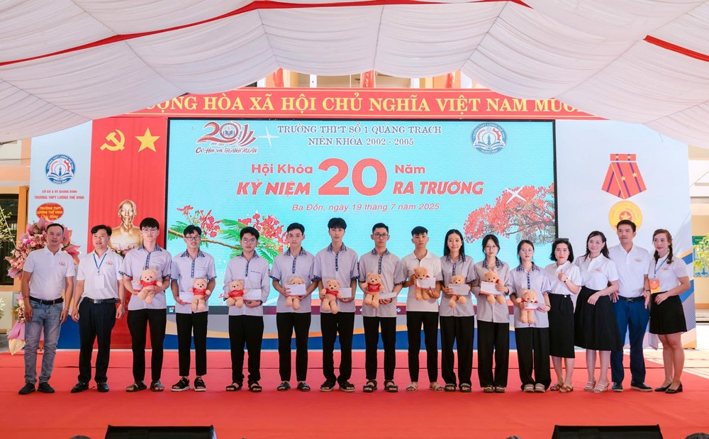 Tri ân thầy cô, tặng học bổng, trồng cây xanh tại trường cũ - ảnh 1