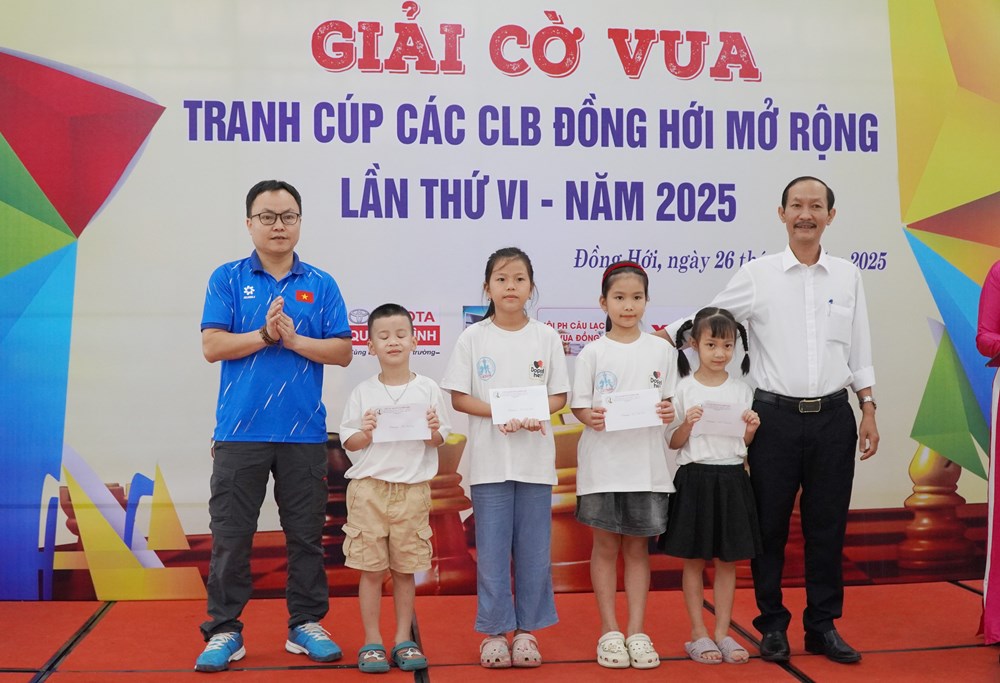 400 kỳ thủ cùng tranh tài tại Giải Cờ vua tranh cúp các CLB Đồng Hới mở rộng lần thứ 6 - ảnh 3