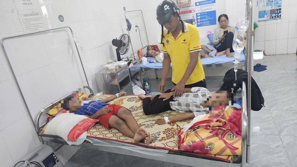 Sau bữa ăn sáng, gần 40 học sinh tiểu học nhập viện với triệu chứng ngộ độc thực phẩm - ảnh 1