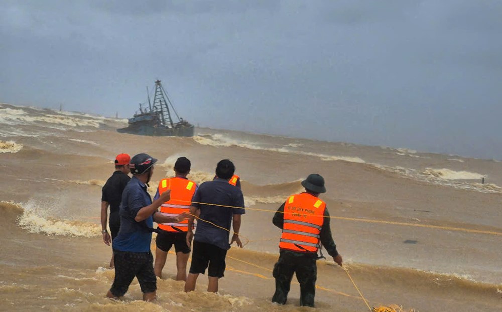Khẩn trương ứng cứu ngư dân trên 2 tàu cá chìm, hỏng máy khi vào Cửa Việt trú bão số 10 - ảnh 1
