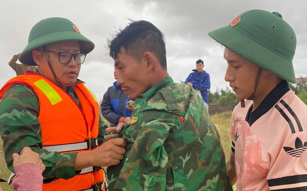 Khẩn trương ứng cứu ngư dân trên 2 tàu cá chìm, hỏng máy khi vào Cửa Việt trú bão số 10 - ảnh 2