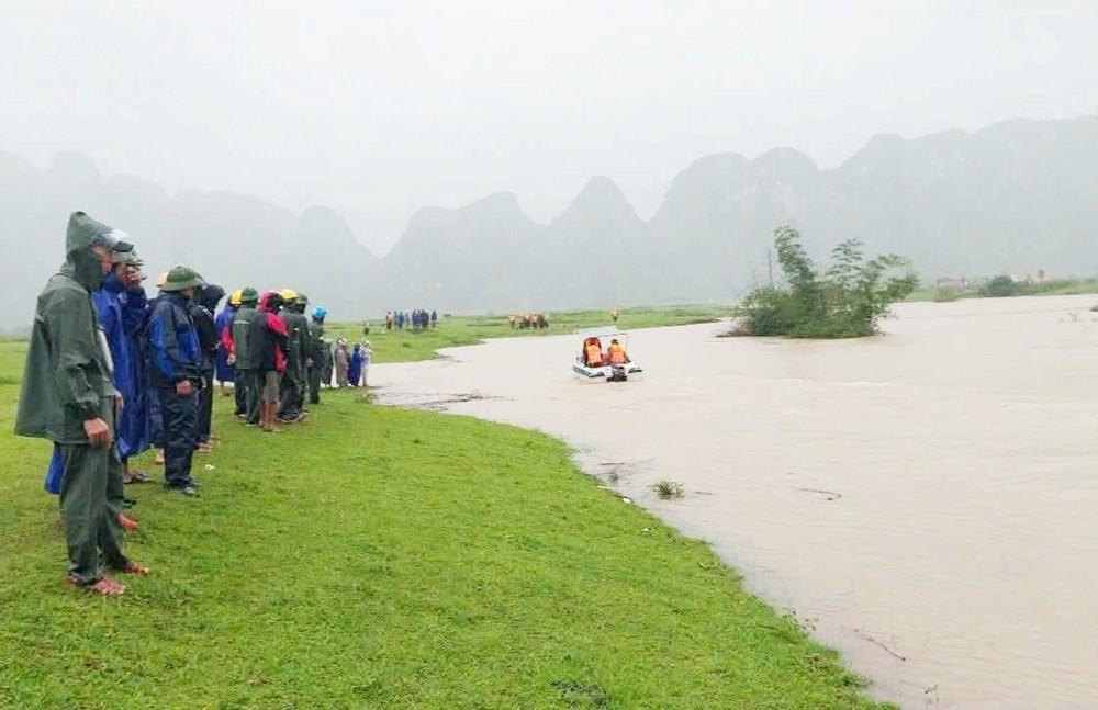 Dắt trâu đi tránh lũ, một học sinh cấp 3 bị nước lũ cuốn mất tích - ảnh 1