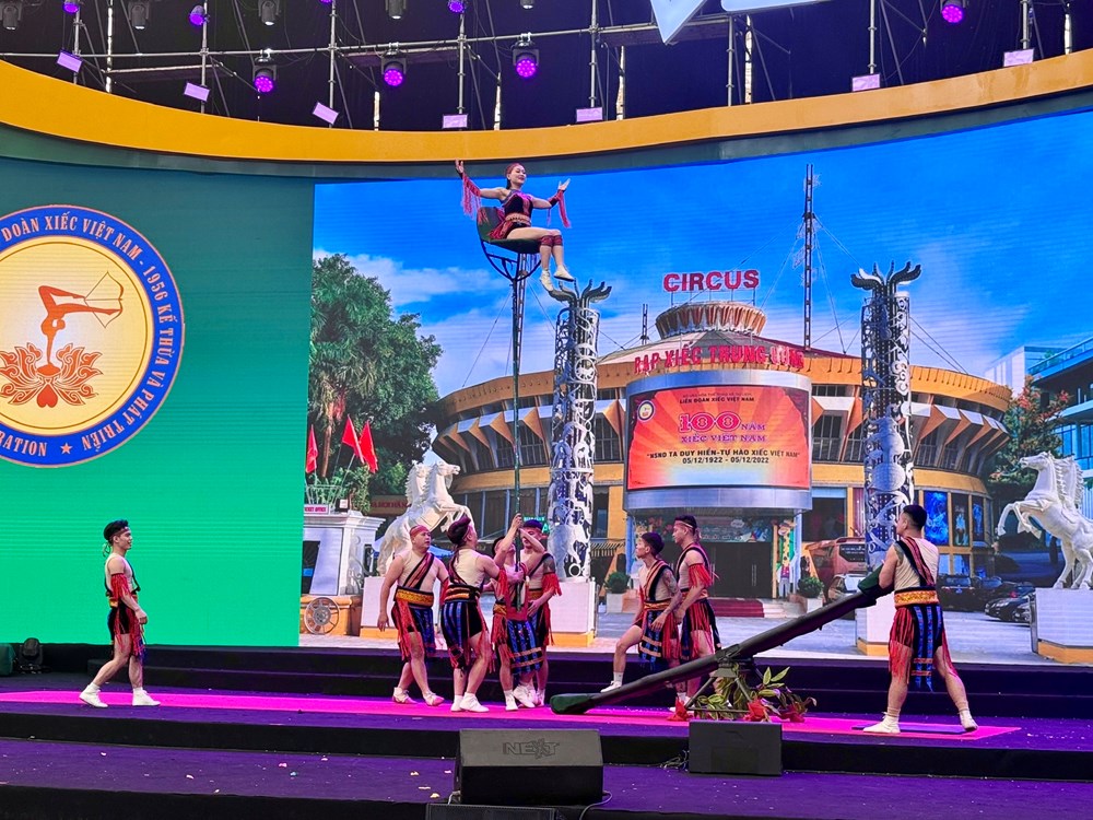 Xiếc Việt khuấy động không khí Hội chợ mùa Thu - ảnh 1
