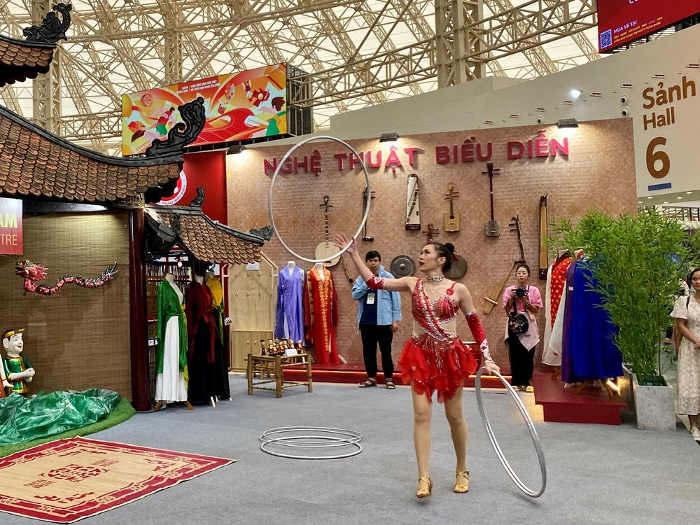 Xiếc Việt khuấy động không khí Hội chợ mùa Thu - ảnh 2