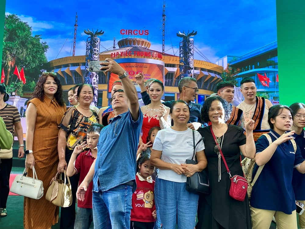 Xiếc Việt khuấy động không khí Hội chợ mùa Thu - ảnh 9
