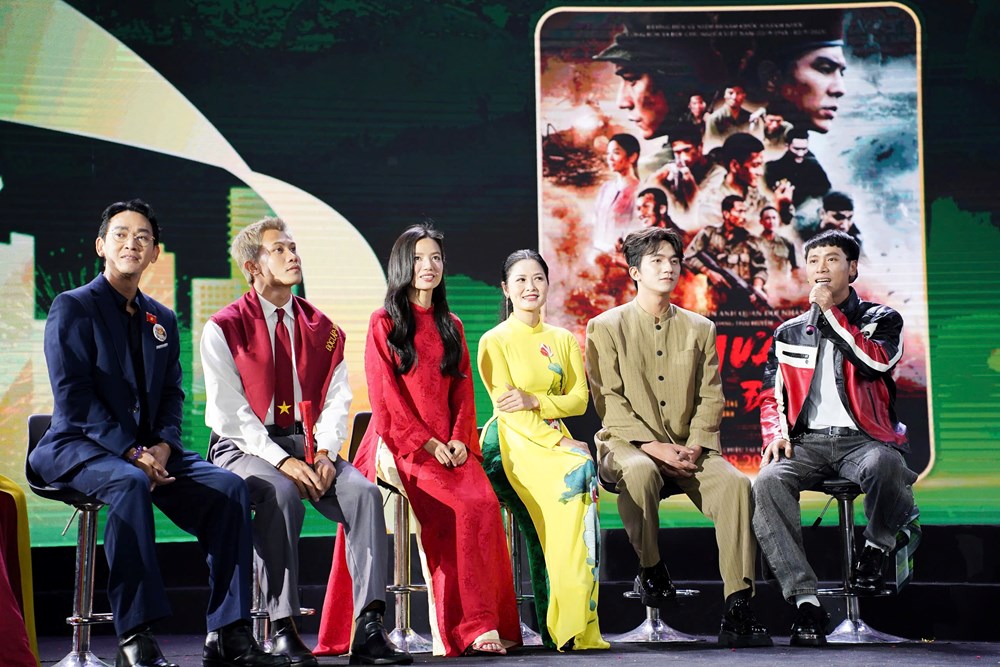 Đoàn phim “Mưa Đỏ”, “Tử chiến trên không” và “Mùi Phở” hội ngộ khán giả tại Hội chợ mùa Thu - ảnh 4