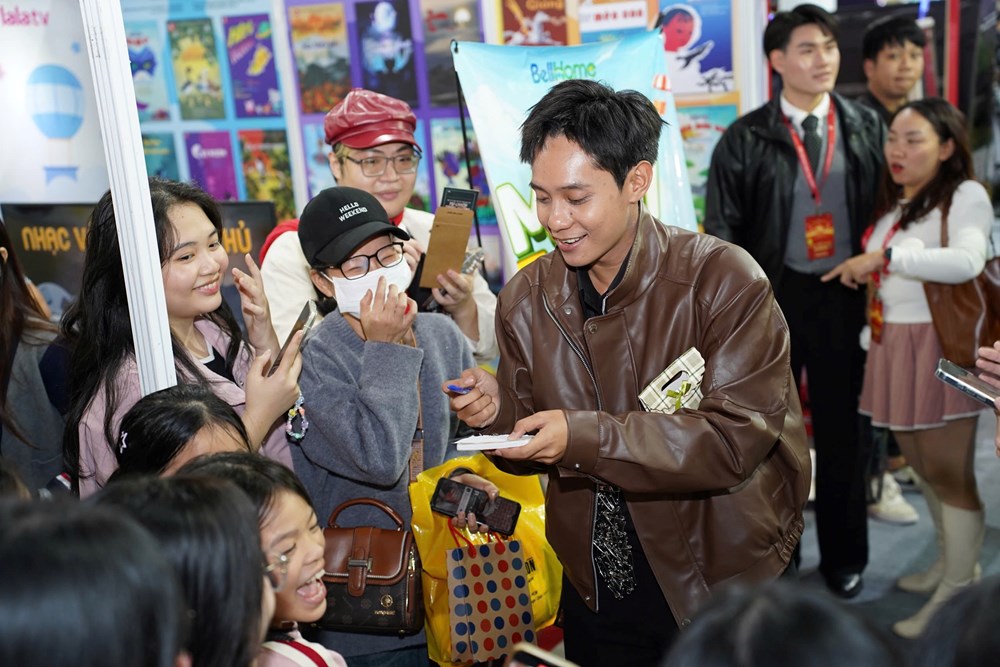 Đoàn phim “Mưa Đỏ”, “Tử chiến trên không” và “Mùi Phở” hội ngộ khán giả tại Hội chợ mùa Thu - ảnh 13